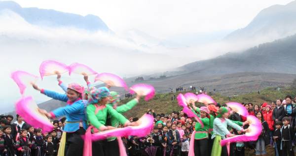 Lễ hội xuống đồng trong mây núi Sa Pa. 