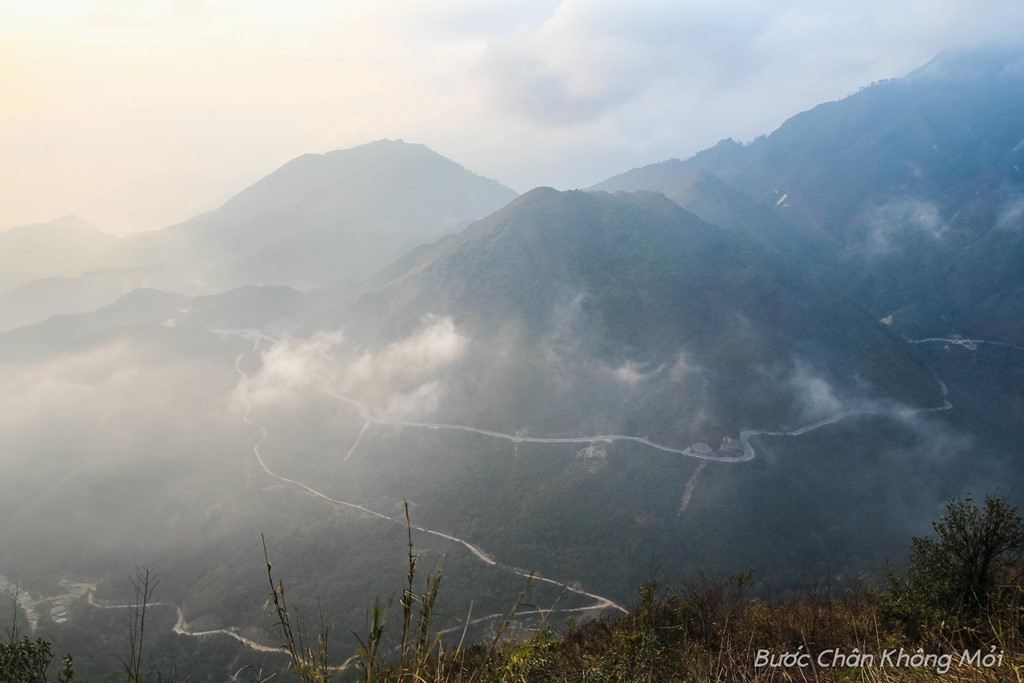 Đèo Ô Quy Hồ: Đèo Ô Quy Hồ dài gần 50km, nằm trên tuyến quốc lộ 4D cắt ngang dãy Hoàng Liên Sơn để nối liền hai tỉnh Lào Cai và Lai Châu với đỉnh đèo ở độ cao 2000m chính là ranh giới của hai tỉnh.